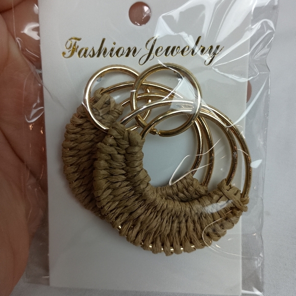 2/30$ Or 3/$35 Fashion Jewelry Gold and Tan Woven Rattan Hoop Earrings (#0278) - Picture 1 of 2